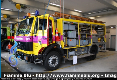 Mercedes-Benz 1428
Schweiz - Suisse - Svizra - Svizzera
Feuerwehr Kanton Zurich
distaccamento volontari Hinwil
Mezzo per interventi chimici,biologici,batteriologici
notare la tipica livrea gialla/viola di questi mezzi nel Canton Zurigo
Parole chiave: Mercedes-Benz 1428