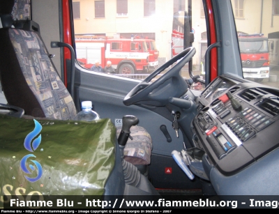 Mercedes-Benz Atego I serie
Vigili del Fuoco
Comando Provinciale di Pavia
Distaccamento Volontario di Robbio (PV)
AutoPompaSerbatoio allestimento Iveco-Magirus
Cabina di guida
VF 22044
Parole chiave: Mercedes-Benz Atego_Iserie VF22044