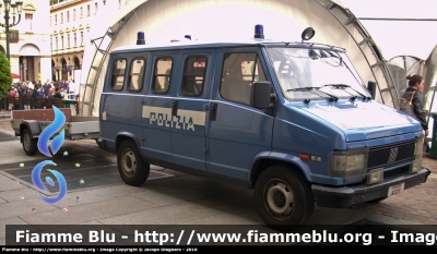 Fiat Ducato I Serie Restyle
Polizia di Stato
Reparto Mobile di Torino
POLIZIA B2217
Parole chiave: Fiat Ducato_ISerie Restyle_PoliziaB2217_Reparto Mobile Torino_Festa_della_Polizia_2010