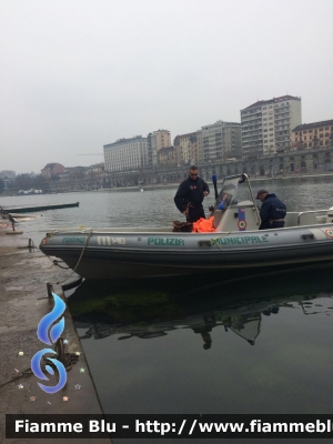 Gommone 
Polizia Locale Torino
Gommone Nucleo Terra ed Acqua

