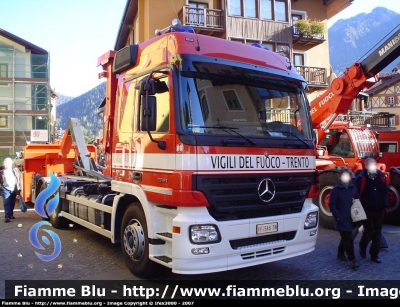 Mercedes-Benz Actros 2551 II serie
Vigili del Fuoco
Corpo Permanente di Trento
Autocarro con allestimento scarrabile
VF 5A6 TN
Parole chiave: Mercedes-Benz Actros_2551_IIserie VF5A6TN