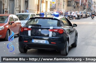 Alfa Romeo Nuova Giulietta restyle
Polizia Locale Molfetta
POLIZIA LOCALE YA 551 AH
allestimento DMC Custom Tailored
Parole chiave: Alfa-Romeo Nuova Giulietta_restyle_POLIZIALOCALEYA551AH