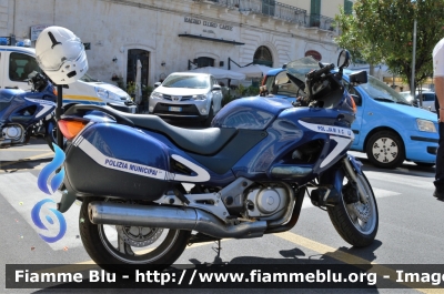 Honda Deauville 650
Polizia Locale
Comune di Giovinazzo (Ba)
Parole chiave: Honda Deauville 650