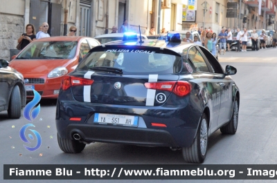 Alfa Romeo Nuova Giulietta restyle
Polizia Locale Molfetta
POLIZIA LOCALE YA 551 AH
allestimento DMC Custom Tailored
Parole chiave: Alfa-Romeo Nuova Giulietta_restyle_POLIZIALOCALEYA551AH