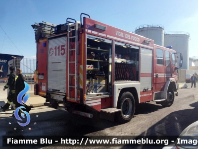 Iveco EuroFire 140E28 4x4 II serie
Vigili del Fuoco
Comando Provinciale di Bari
Distaccamento di Barletta
AutoPompaSerbatoio allestimento Iveco-Magirus
VF 25450
Parole chiave: Iveco EuroFire 140E28 4x4_II serie_VF25450