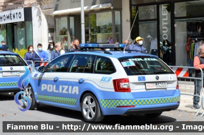 Skoda Octavia Wagon V serie
Polizia di Stato
Polizia Stradale
Allestimento Focaccia
Decorazione Grafica Artlantis
POLIZIA M5203
in scorta al Giro d'Italia 2021
Vettura "4"
Parole chiave: Skoda Octavia Wagon_V serie_POLIZIAM5203_giro italia 2021