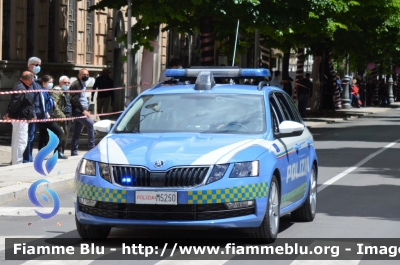 Skoda Octavia Wagon V serie
Polizia di Stato
Polizia Stradale
Allestimento Focaccia
Decorazione Grafica Artlantis
POLIZIA M5250
Parole chiave: Skoda Octavia Wagon_V serie_POLIZIAM5250