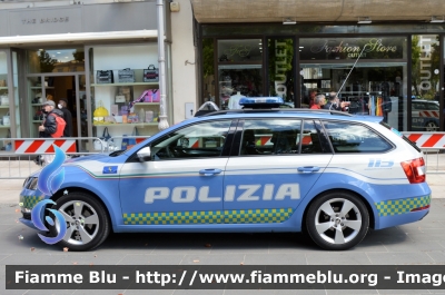 Skoda Octavia Wagon V serie
Polizia di Stato
Polizia Stradale
Allestimento Focaccia
Decorazione Grafica Artlantis
POLIZIA M5203
in scorta al Giro d'Italia 2021
Vettura "4"
Parole chiave: Skoda Octavia Wagon_V serie_POLIZIAM5203_giro italia 2021