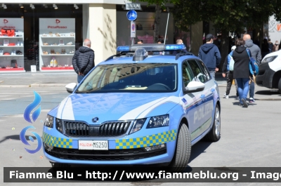 Skoda Octavia Wagon V serie
Polizia di Stato
Polizia Stradale
Allestimento Focaccia
Decorazione Grafica Artlantis
POLIZIA M5250
Parole chiave: Skoda Octavia Wagon_V serie_POLIZIAM5250