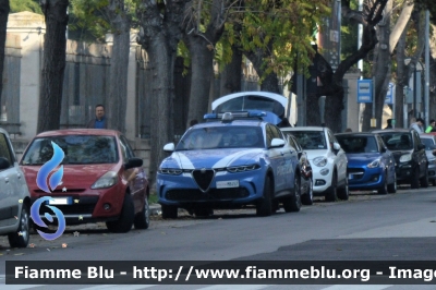 Alfa Romeo Tonale
Polizia di Stato
Squadra Volante
Allestimento FCA
POLIZIA M8457
Parole chiave: Alfa-Romeo Tonale_POLIZIAM8457