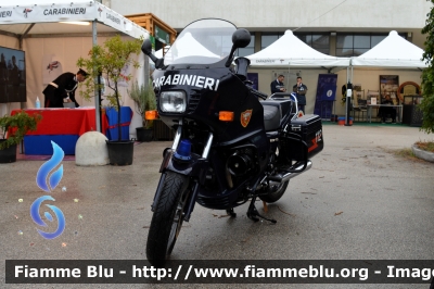 Moto Guzzi 850 T5
Carabinieri
Nucleo Operativo Radiomobile
EI 260976
Club Alfisti in Pattuglia
Parole chiave: Moto Guzzi 850 T5_FieraDelLevante2024_EI260976