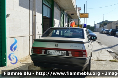 Alfa Romeo 75 II serie
Polizia di Stato
POLIZIA 79258
targa di copertura Roma 99716W
Club Alfisti in Pattuglia
Parole chiave: Alfa-Romeo 75 _II serie_POLIZIA79258