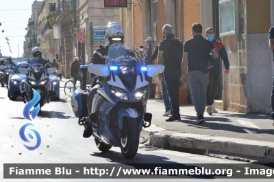 Yamaha FJR 1300 II serie
Polizia di Stato
Polizia Stradale
Allestimento Elevox
POLIZIA G3098
in scorta al Giro d'Italia 2020
Moto "gialla"
Parole chiave: Yamaha FJR 1300_II serie_POLIZIAG3098