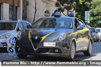 Alfa Romeo Nuova Giulietta restyle
Guardia di Finanza
Allestita NCT Nuova Carrozzeria Torinese
GdiF 254 BN
Parole chiave: Alfa-Romeo Nuova Giulietta_restyle_GdiF254BN