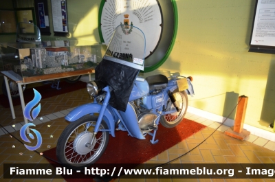 Moto Guzzi Lodola GT235cc
Polizia Urbana Melfi (Pz)
Veicolo Storico esposto nel Palazzo di Città
Parole chiave: Moto Guzzi_Lodola GT235cc