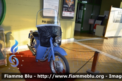 Moto Guzzi Lodola GT235cc
Polizia Urbana Melfi (Pz)
Veicolo Storico esposto nel Palazzo di Città
Parole chiave: Moto Guzzi_Lodola GT235cc