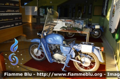 Moto Guzzi Lodola GT235cc
Polizia Urbana Melfi (Pz)
Veicolo Storico esposto nel Palazzo di Città
Parole chiave: Moto Guzzi_Lodola GT235cc