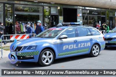 Skoda Octavia Wagon V serie
Polizia di Stato
Polizia Stradale
Allestimento Focaccia
Decorazione Grafica Artlantis
POLIZIA M5229
in scorta al Giro d'Italia 2021
Vettura "3"
Parole chiave: Skoda Octavia Wagon_V serie_POLIZIAM5229_giro italia 2021