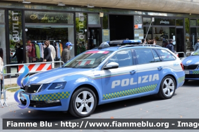 Skoda Octavia Wagon V serie
Polizia di Stato
Polizia Stradale
Allestimento Focaccia
Decorazione Grafica Artlantis
POLIZIA M5229
in scorta al Giro d'Italia 2021
Vettura "3"
Parole chiave: Skoda Octavia Wagon_V serie_POLIZIAM5229_giro italia 2021