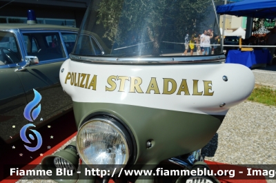 Moto Guzzi V7
Polizia di Stato
Polizia Stradale
Esemplare esposto presso il Museo delle auto della Polizia di Stato
POLIZIA 41067
In esposizione alla Fiera del Levante di Bari
Parole chiave: Moto_Guzzi V7 POLIZIA41067