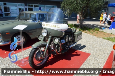 Moto Guzzi V7
Polizia di Stato
Polizia Stradale
Esemplare esposto presso il Museo delle auto della Polizia di Stato
POLIZIA 41067
In esposizione alla Fiera del Levante di Bari
Parole chiave: Moto_Guzzi V7 POLIZIA41067