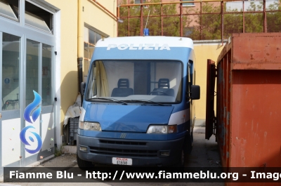 Fiat Ducato II serie
Polizia di Stato
Ufficio Mobile
POLIZIA E1898
Parole chiave: Fiat Ducato_II serie_POLIZIAE1898