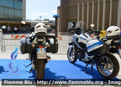 Honda NC750X DCT
Polizia Locale
Comune di Bari
POLIZIA LOCALE YA 00220
POLIZIA LOCALE YA 00223
Allestimento Bertazzoni
Parole chiave: Honda NC750X DCT_POLIZIALOCALEYA00220_POLIZIALOCALEYA00223