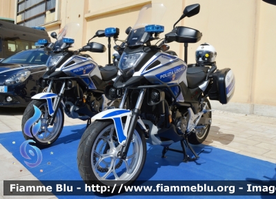 Honda NC750X DCT
Polizia Locale
Comune di Bari
POLIZIA LOCALE YA 00220
POLIZIA LOCALE YA 00223
Allestimento Bertazzoni
Parole chiave: Honda NC750X DCT_POLIZIALOCALEYA00220_POLIZIALOCALEYA00223