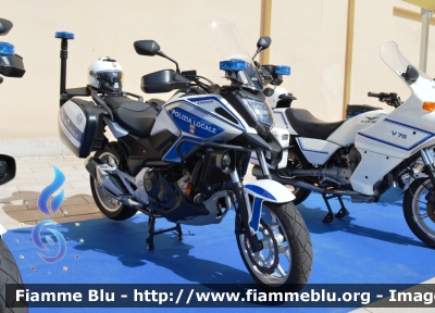 Honda NC750X DCT
Polizia Locale
Comune di Bari
POLIZIA LOCALE YA 00220
POLIZIA LOCALE YA 00223
Allestimento Bertazzoni
Parole chiave: Honda NC750X DCT_POLIZIALOCALEYA00220_POLIZIALOCALEYA00223