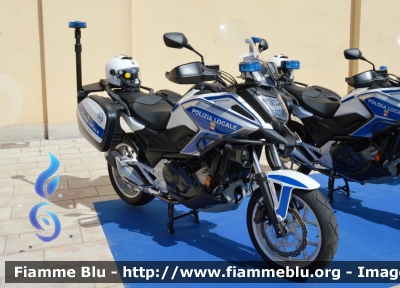 Honda NC750X DCT
Polizia Locale
Comune di Bari
POLIZIA LOCALE YA 00220
POLIZIA LOCALE YA 00223
Allestimento Bertazzoni
Parole chiave: Honda NC750X DCT_POLIZIALOCALEYA00220_POLIZIALOCALEYA00223