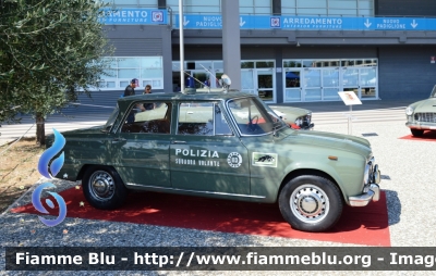 Alfa Romeo Giulia Super 1.6
Polizia di Stato
Squadra Volante
POLIZIA 39847
In esposizione alla Fiera del Levante di Bari
Parole chiave: Alfa Romeo Giulia Super 1.6_POLIZIA 39847