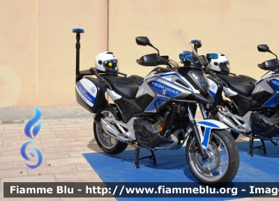 Honda NC750X DCT
Polizia Locale
Comune di Bari
POLIZIA LOCALE YA 00220
POLIZIA LOCALE YA 00223
Allestimento Bertazzoni
Parole chiave: Honda NC750X DCT_POLIZIALOCALEYA00220_POLIZIALOCALEYA00223