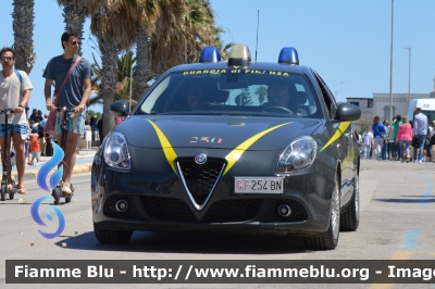 Alfa Romeo Nuova Giulietta restyle
Guardia di Finanza
Allestita NCT Nuova Carrozzeria Torinese
GdiF 254 BN
Parole chiave: Alfa-Romeo Nuova Giulietta_restyle_GdiF254BN