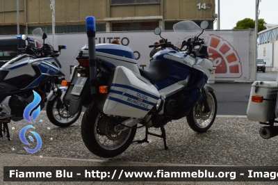 Aprilia Caponord 1200 II serie
Polizia Municipale 
Comune di Bari
*mezzo storico*
Parole chiave: Aprilia Caponord 1200_II serie_FieraDelLevante2024_