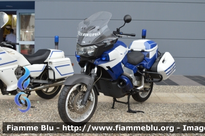 Aprilia Caponord 1200 II serie
Polizia Municipale 
Comune di Bari
*mezzo storico*
Parole chiave: Aprilia Caponord 1200_II serie_FieraDelLevante2024_