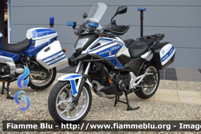 Honda NC750X DCT
Polizia Locale
Comune di Bari
POLIZIA LOCALE YA 00218
Parole chiave: Honda NC750X DCT_FieraDelLevante2024_POLIZIALOCALEYA00218