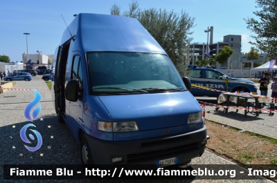 Fiat Ducato Maxi II serie
Polizia di Stato
Servizio Aereo
Posto Mobile di Controllo
BV 758 YA

In esposizione alla Fiera del Levante di Bari
Parole chiave: Fiat Ducato Maxi_II serie_BV758YA