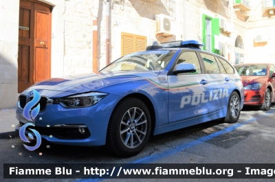 Bmw 318 Touring F31 III restyle
Polizia di Stato
Polizia Stradale
Allestimento Focaccia
Decorazione Grafica Artlantis
POLIZIA M3555
in scorta al Giro d'Italia 2020
Parole chiave: Bmw 318 Touring F31_III restyle_POLIZIAM3555