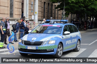 Skoda Octavia Wagon V serie
Polizia di Stato
Polizia Stradale
Allestimento Focaccia
Decorazione Grafica Artlantis
POLIZIA M5202
in scorta al Giro d'Italia 2021
Vettura "2"
Parole chiave: Skoda Octavia Wagon_V serie_POLIZIAM5202_giro italia 2021