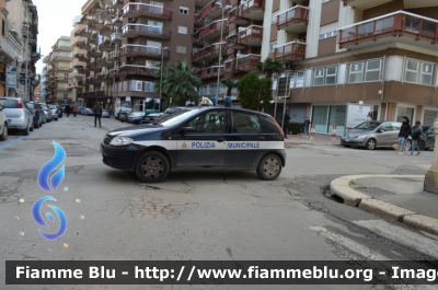 Fiat Punto III serie
Polizia Locale Barletta
Parole chiave: Fiat Punto_III serie