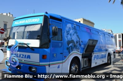 Iveco 370S " Pulman Azzurro 3 "
Polizia di Stato 
Polizia Stradale
Pullman Azzurro
in scorta al Giro d'Italia 2017
POLIZIA B2408
Parole chiave: Iveco 370S POLIZIAB2408 Giro_Italia_2017