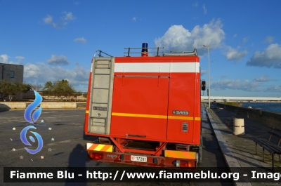 Iveco 190-26
Vigili del Fuoco
Comando Provinciale di Bari
AutoBottePompa allestimento Baribbi
VF 17281
Parole chiave: Iveco_190-26_VF17281