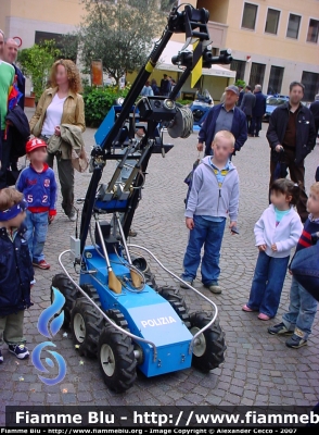 Robot
Polizia di Stato
Artificeri
Parole chiave: Robot Polizia