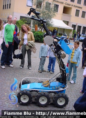 Robot
Polizia di Stato
Artificeri
Parole chiave: Robot Polizia