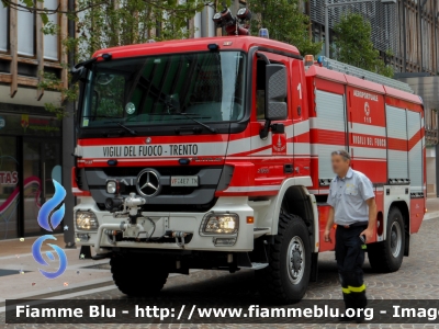 Mercedes-Benz Actros 2055 4x4 III serie
Vigili del Fuoco
Corpo Permanente di Trento
Antincendio Aereoportuale
Allestimento Bai
VF 4E7 TN
Parole chiave: Mercedes-Benz Actros_2055_4x4_IIIserie VF4E8TN 150_Anni_VF_Trento