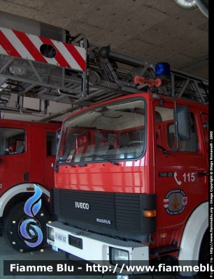 Iveco 140-25
Vigili del Fuoco
Corpo Permanente di Bolzano
Berufsfeuerwehr Bozen
AutoScala da 30 metri allestimento Magirus
Cabina di guida
VF 063 BZ
Parole chiave: Iveco 140-25 VF063BZ