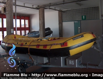 Gommone Focchi
Vigili del Fuoco
Corpo Permanente di Bolzano
Berufsfeuerwehr Bozen
RIMORCHIO R5
Parole chiave: Gommone_Focchi