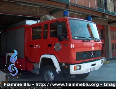 Mercedes-Benz 1120
Vigili del Fuoco
Corpo Permanente di Bolzano
Berufsfeuerwehr Bozen
AutoPompaSerbatoio allestimento Rosenbauer
VF 044 BZ
Parole chiave: Mercedes-Benz 1120 VF044BZ