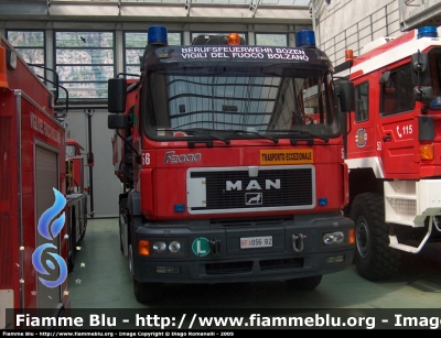 Man F2000 26.463
Vigili del Fuoco
Corpo Permanente di Bolzano
Berufsfeuerwehr Bozen
Autocarro con impianto scarrabile e gru
VF 056 BZ
Parole chiave: Man F2000_26.463 VF056BZ