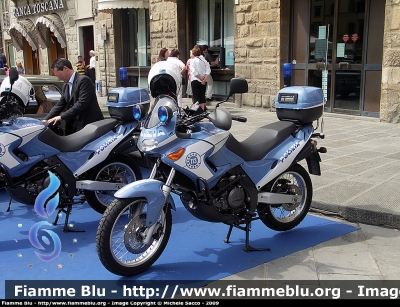 Aprilia Pegaso 650 II Serie
Polizia di Stato
Squadra Volante
POLIZIA G1288
Parole chiave: Aprilia Pegaso_650_IIserie PoliziaG1288 Festa_della_Polizia_2009